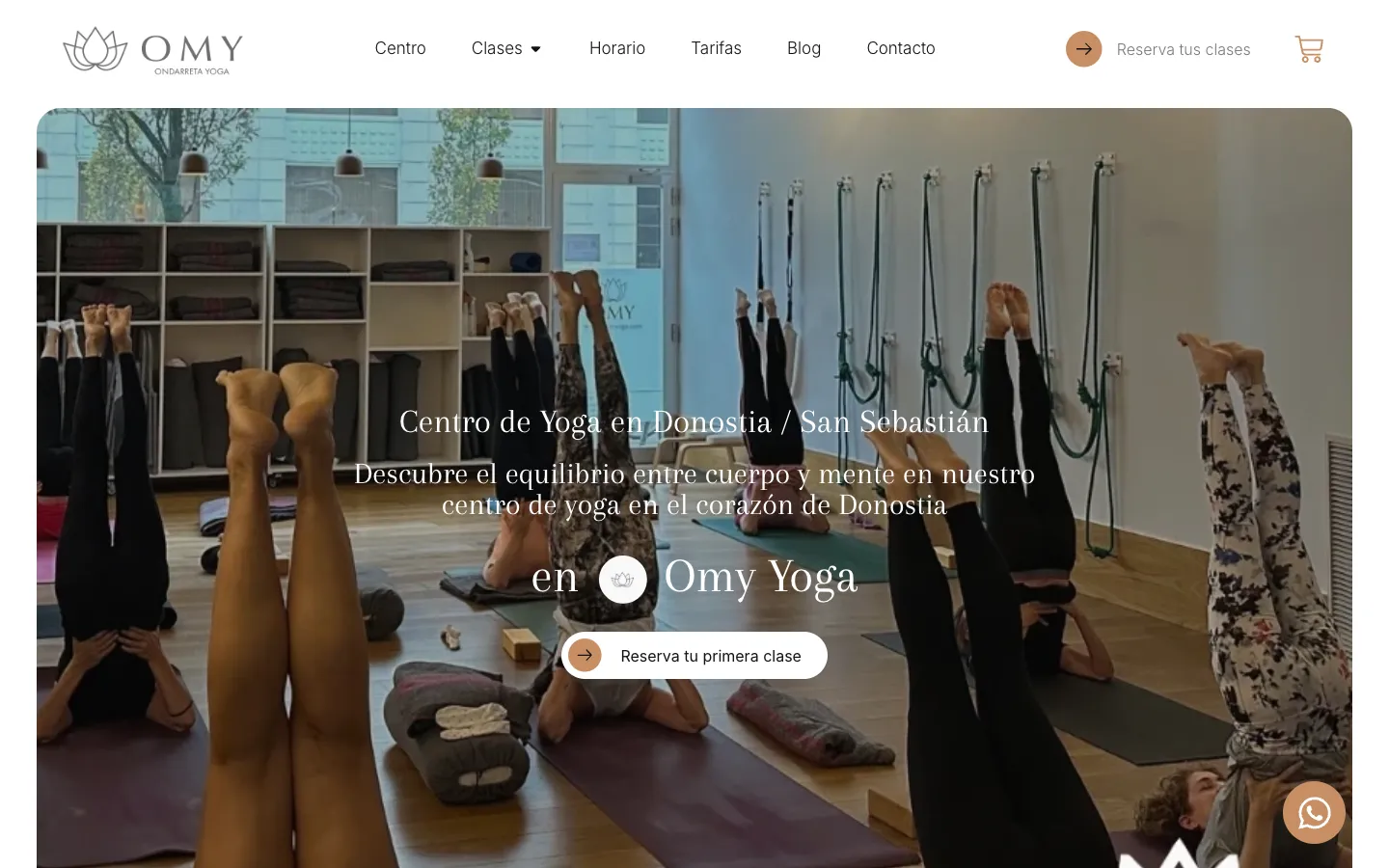 Portada de la web de OMY Yoga con una clase en la sala